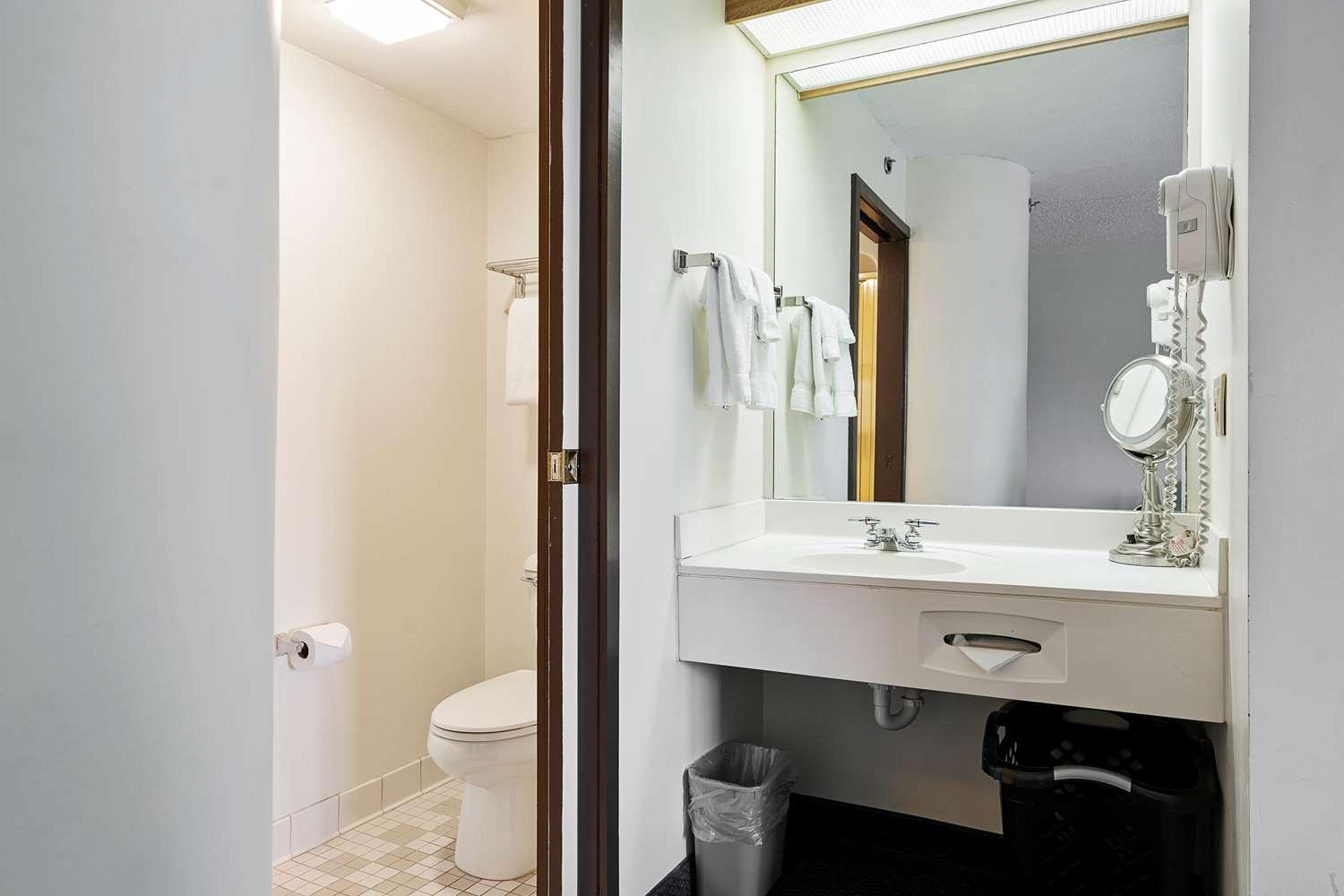 Charlevoix Inn & Suites Surestay Collection By Best Western מראה חיצוני תמונה