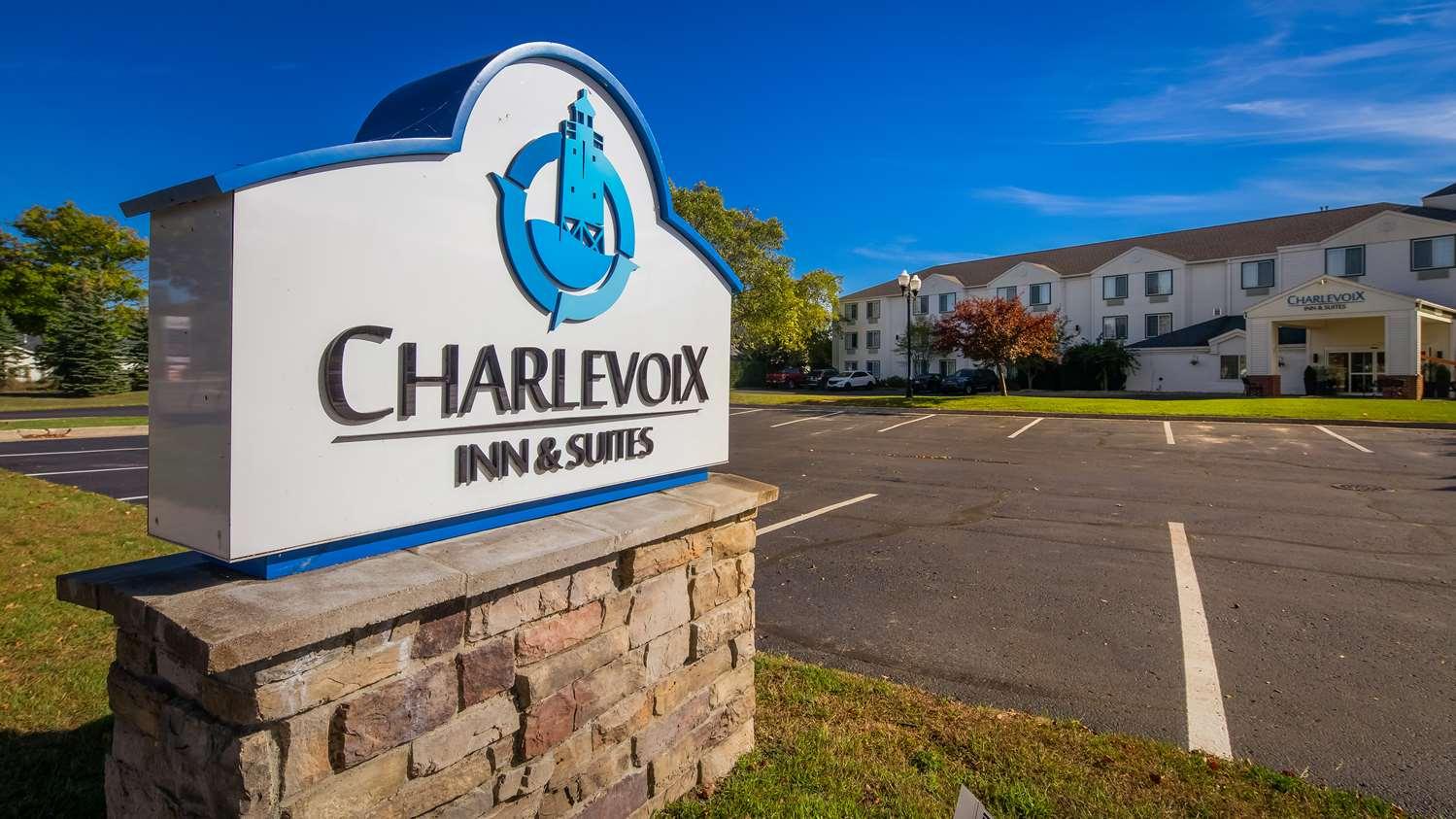 Charlevoix Inn & Suites Surestay Collection By Best Western מראה חיצוני תמונה