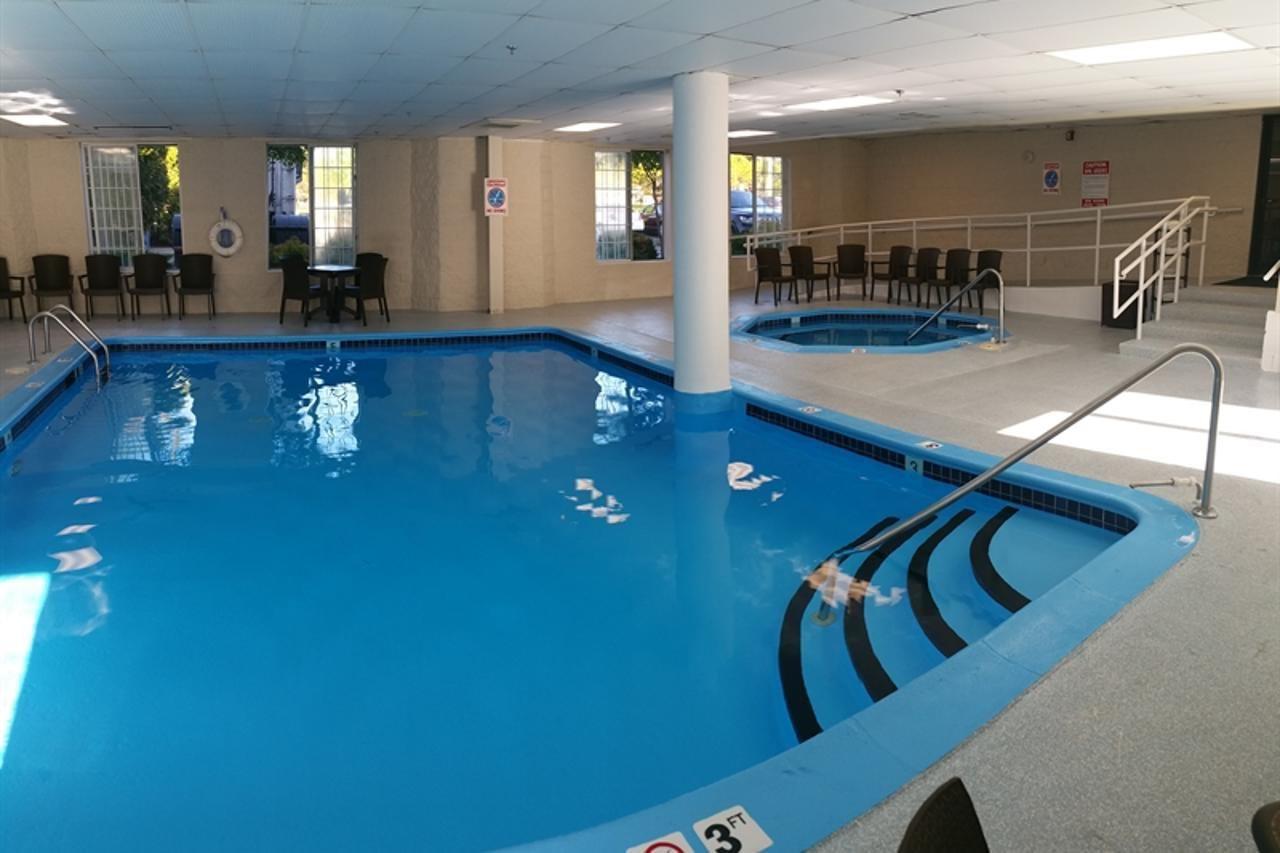 Charlevoix Inn & Suites Surestay Collection By Best Western מראה חיצוני תמונה