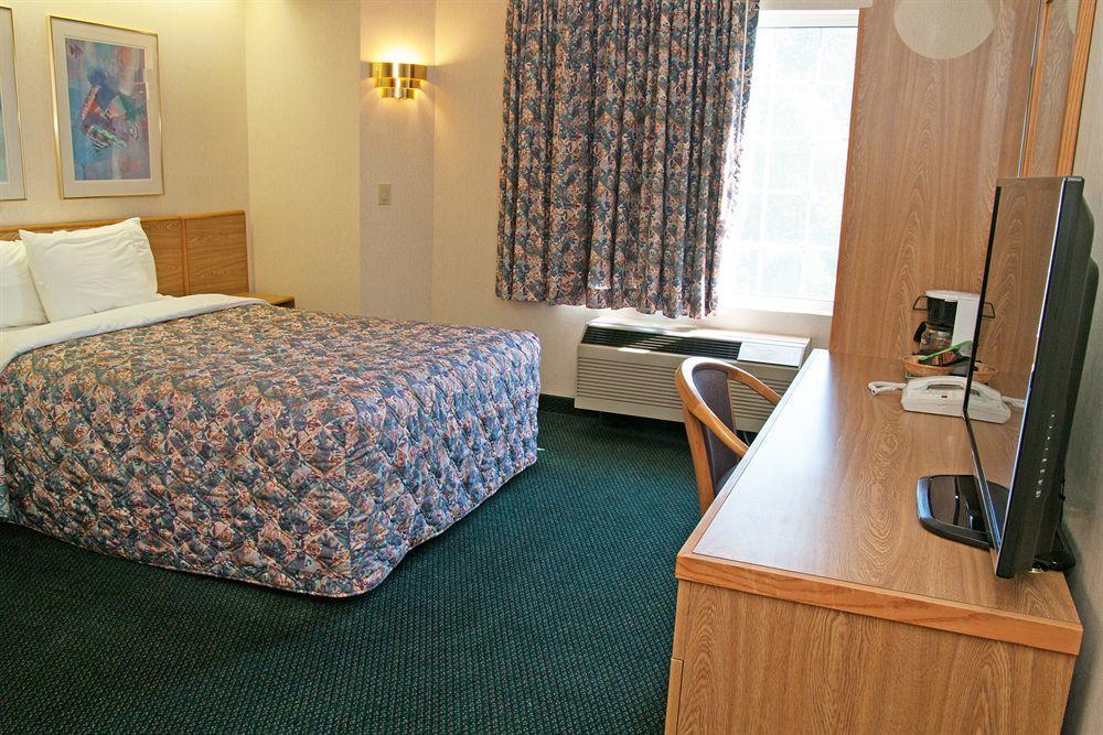 Charlevoix Inn & Suites Surestay Collection By Best Western מראה חיצוני תמונה